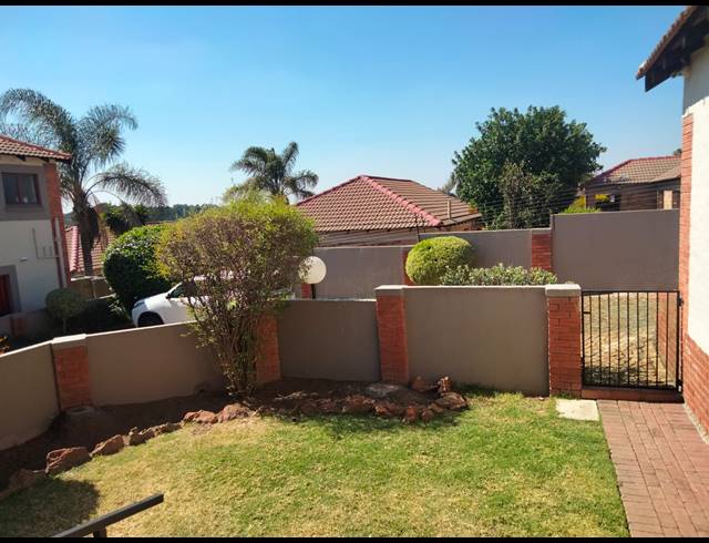 3 BEDROOM TOWNHOUSE FOR SALE IN SUNDOWNER